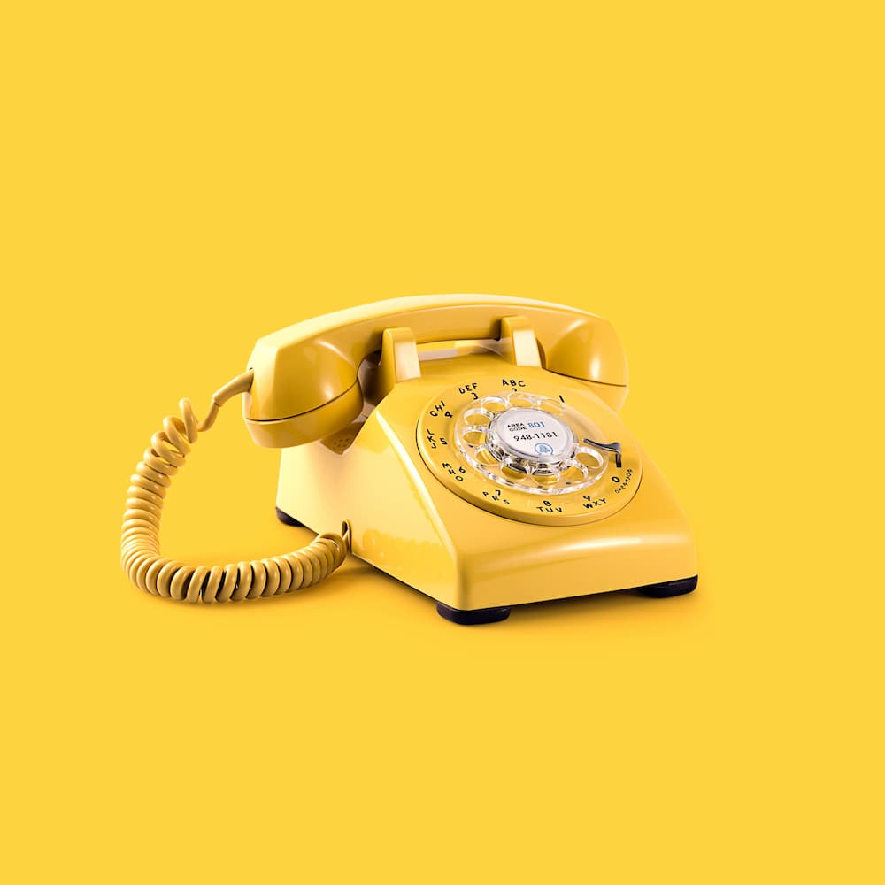 Photo d'un téléphone jaune sur fond jaune